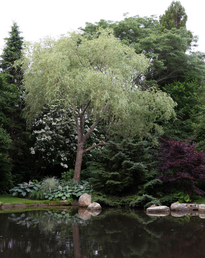 Klassischer Garten mit Pflastersteinen in New York