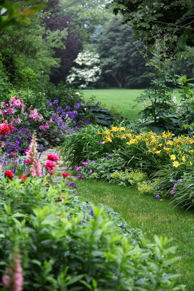 Стильный дизайн: участок и сад в классическом стиле с мощением клинкерной брусчаткой - последний тренд