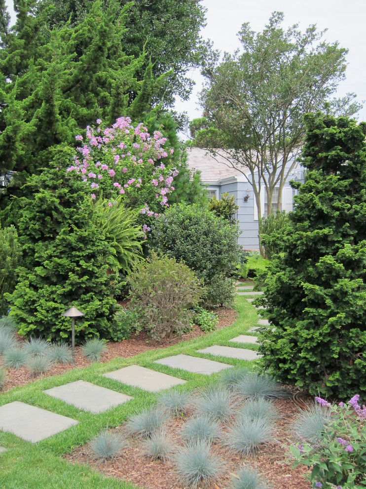 На фото: тенистый участок и сад среднего размера на заднем дворе в классическом стиле с садовой дорожкой или калиткой и покрытием из каменной брусчатки с