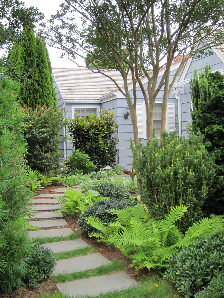 Esempio di un giardino tradizionale in ombra di medie dimensioni e dietro casa con un ingresso o sentiero e pavimentazioni in pietra naturale