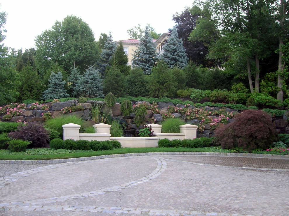 Aménagement d'un jardin vertical éclectique au printemps avec une exposition ensoleillée et une pente, une colline ou un talus.