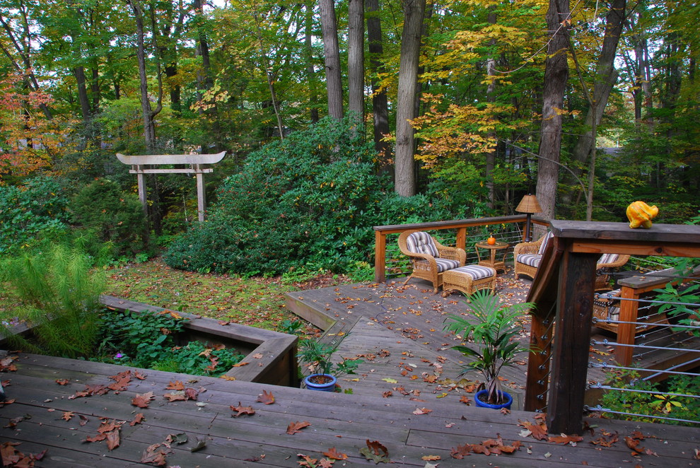 Idee per un piccolo giardino etnico in ombra dietro casa in autunno con un ingresso o sentiero e pedane