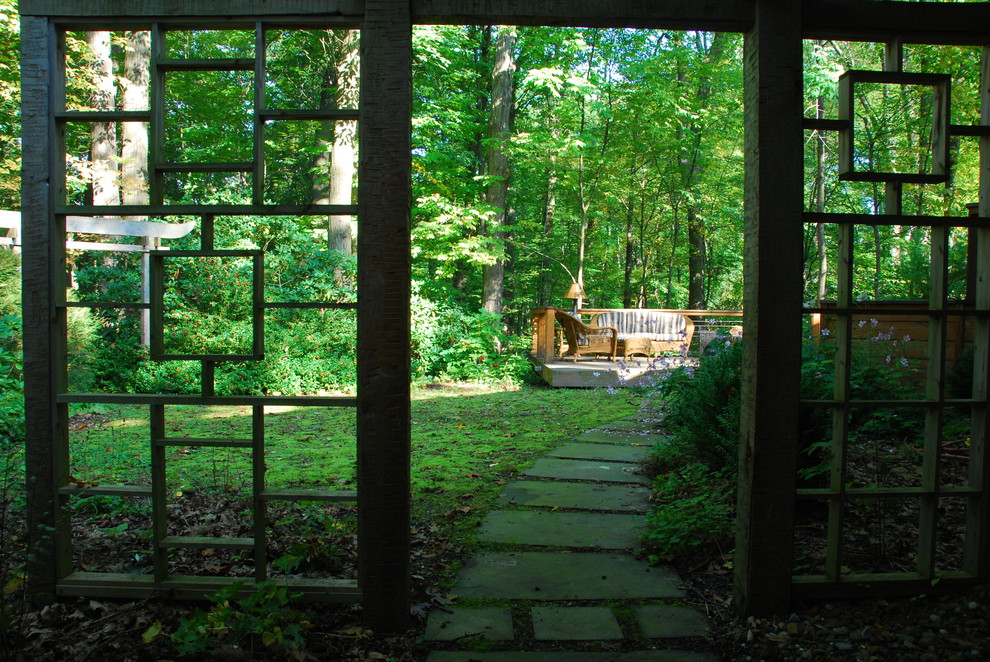 Idée de décoration pour un petit aménagement d'entrée ou allée de jardin arrière asiatique l'automne avec une exposition ombragée et une terrasse en bois.