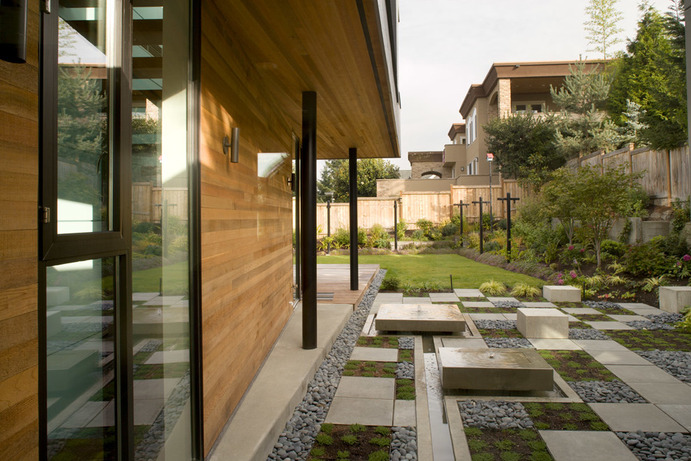 Cette image montre un grand jardin latéral minimaliste avec un point d'eau et une exposition ombragée.