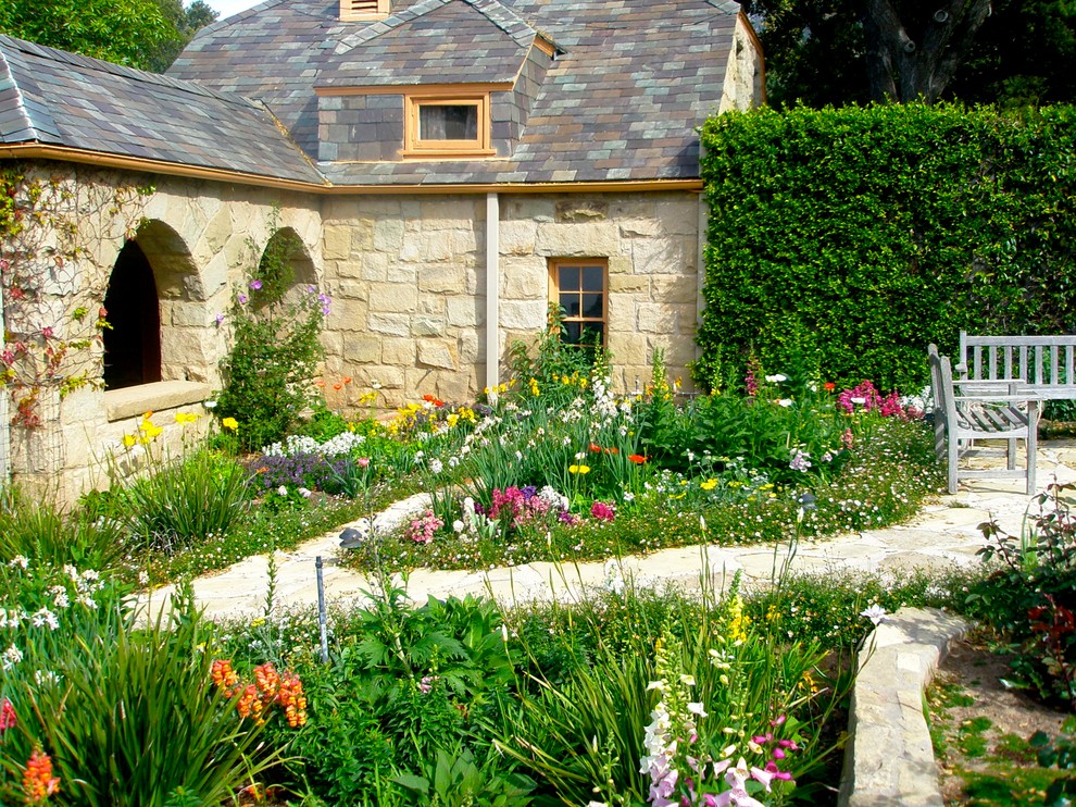 Idee per un piccolo giardino rustico esposto a mezz'ombra in primavera con un ingresso o sentiero