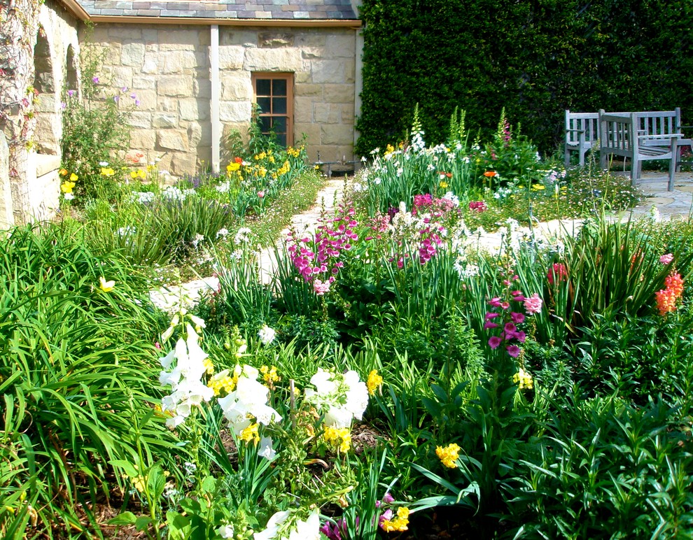 Immagine di un piccolo giardino formale chic esposto a mezz'ombra in primavera con pavimentazioni in pietra naturale