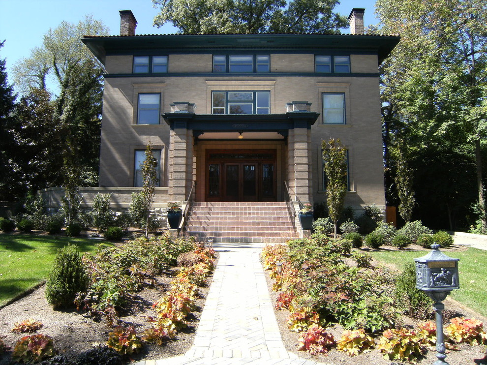 Mittelgroßer, Geometrischer Klassischer Vorgarten mit direkter Sonneneinstrahlung und Betonboden in Cincinnati