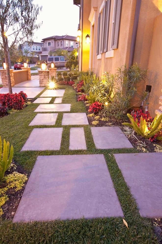 Idee per un piccolo vialetto d'ingresso eclettico esposto in pieno sole davanti casa con un ingresso o sentiero e pavimentazioni in cemento