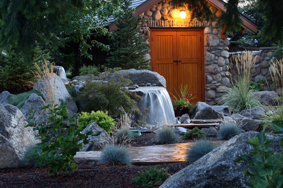 Foto di un giardino chic di medie dimensioni e dietro casa con fontane e pavimentazioni in pietra naturale