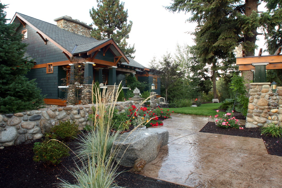 Inspiration for a large traditional front garden in Seattle with natural stone paving.