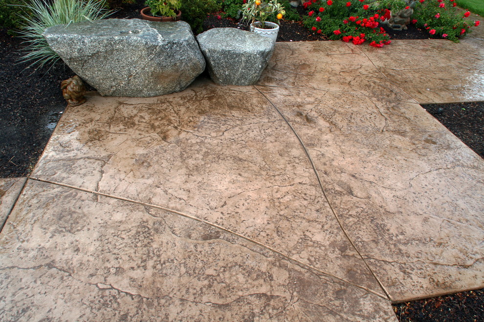 Design ideas for a large traditional front yard stone landscaping in Seattle.