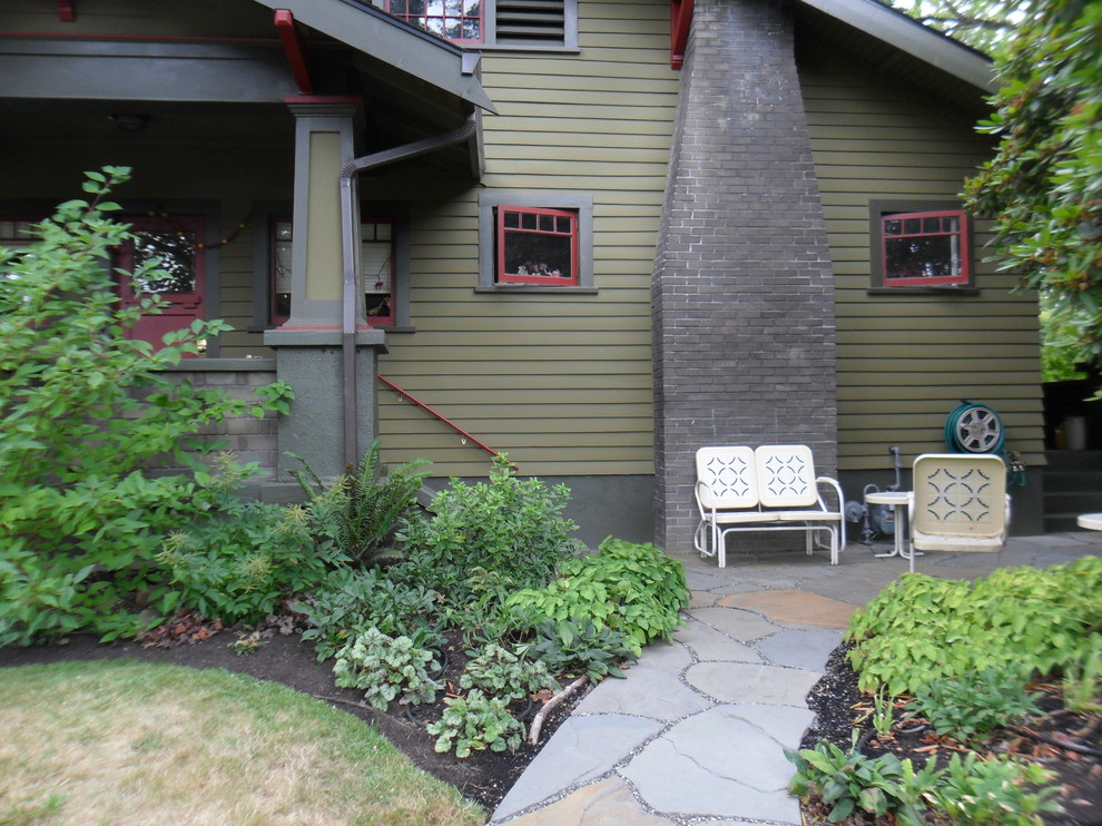 Kleiner, Schattiger Eklektischer Garten mit Natursteinplatten in Portland