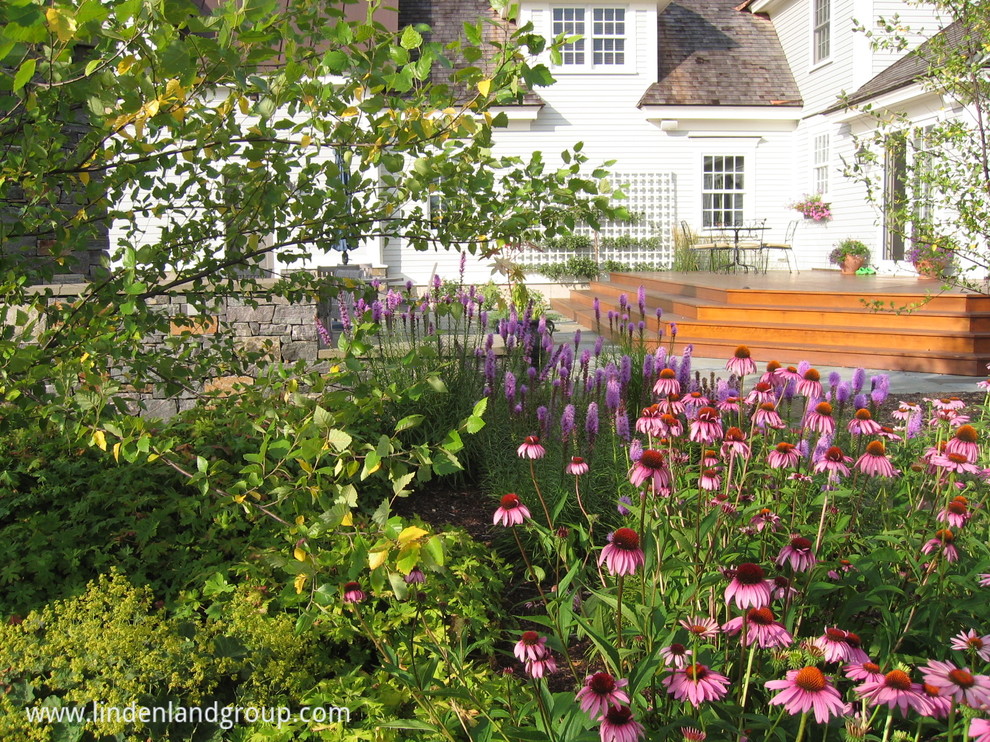 Источник вдохновения для домашнего уюта: солнечный участок и сад на заднем дворе в стиле рустика с хорошей освещенностью