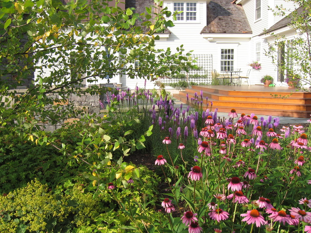 Großer Klassischer Garten im Sommer, hinter dem Haus mit direkter Sonneneinstrahlung und Dielen in Burlington