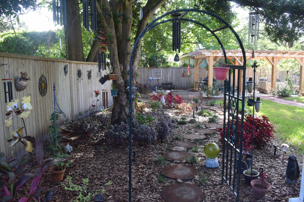 Photo of an eclectic garden in Orlando.