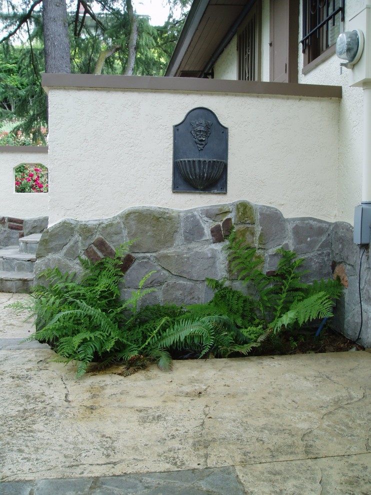 Idée de décoration pour un jardin sur cour bohème de taille moyenne avec un point d'eau.