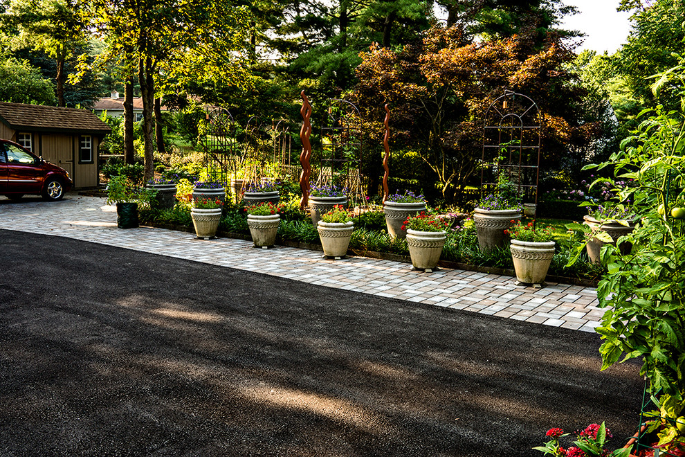 Стильный дизайн: летний участок и сад среднего размера на заднем дворе в классическом стиле с полуденной тенью, мощением тротуарной плиткой и растениями в контейнерах - последний тренд
