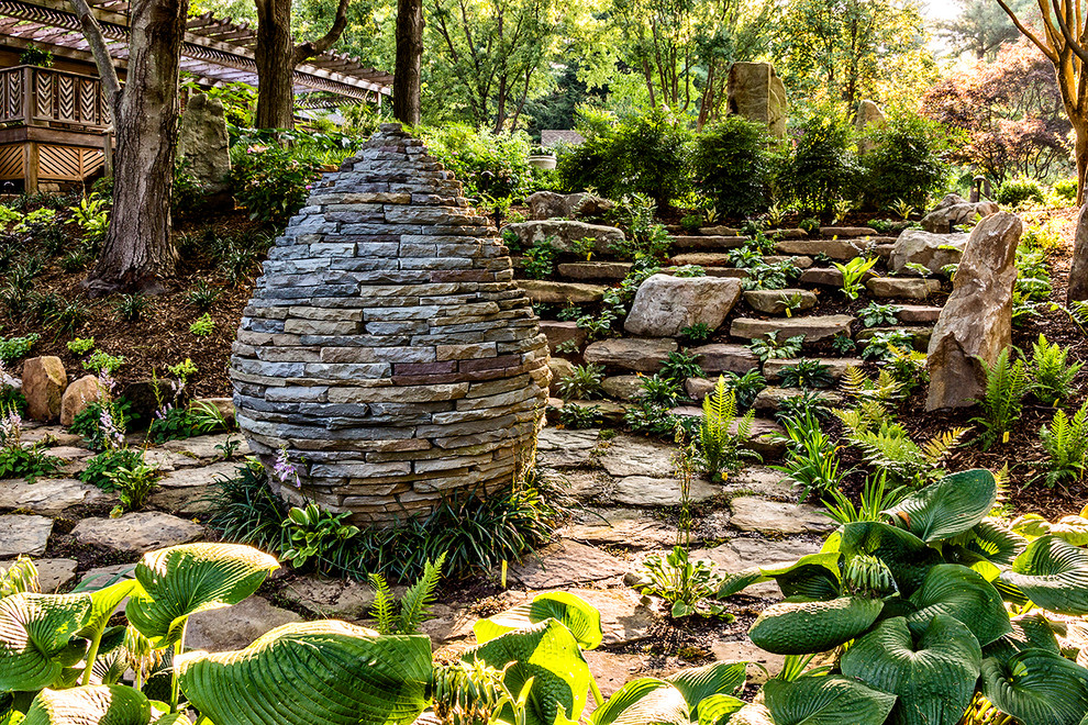 Mittelgroßer, Halbschattiger Klassischer Garten im Sommer, hinter dem Haus mit Natursteinplatten in Washington, D.C.