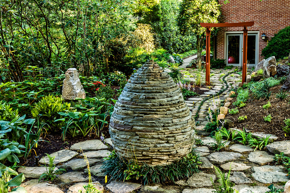 Cette photo montre un jardin arrière chic de taille moyenne et l'été avec une exposition partiellement ombragée et des pavés en pierre naturelle.