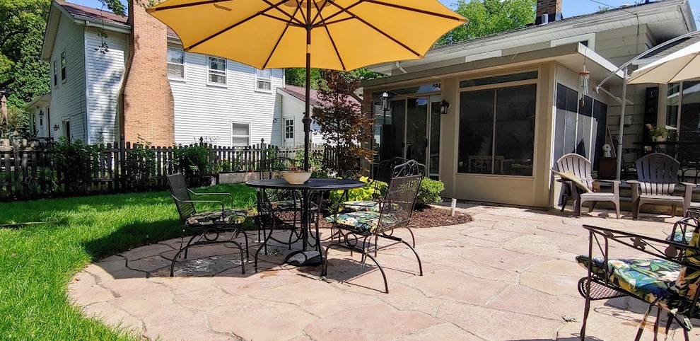 Example of an eclectic patio design in Chicago