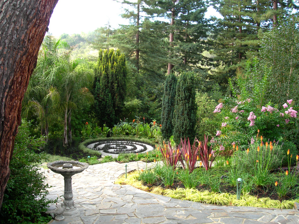 Inspiration pour un jardin design l'été avec une pente, une colline ou un talus et des pavés en pierre naturelle.
