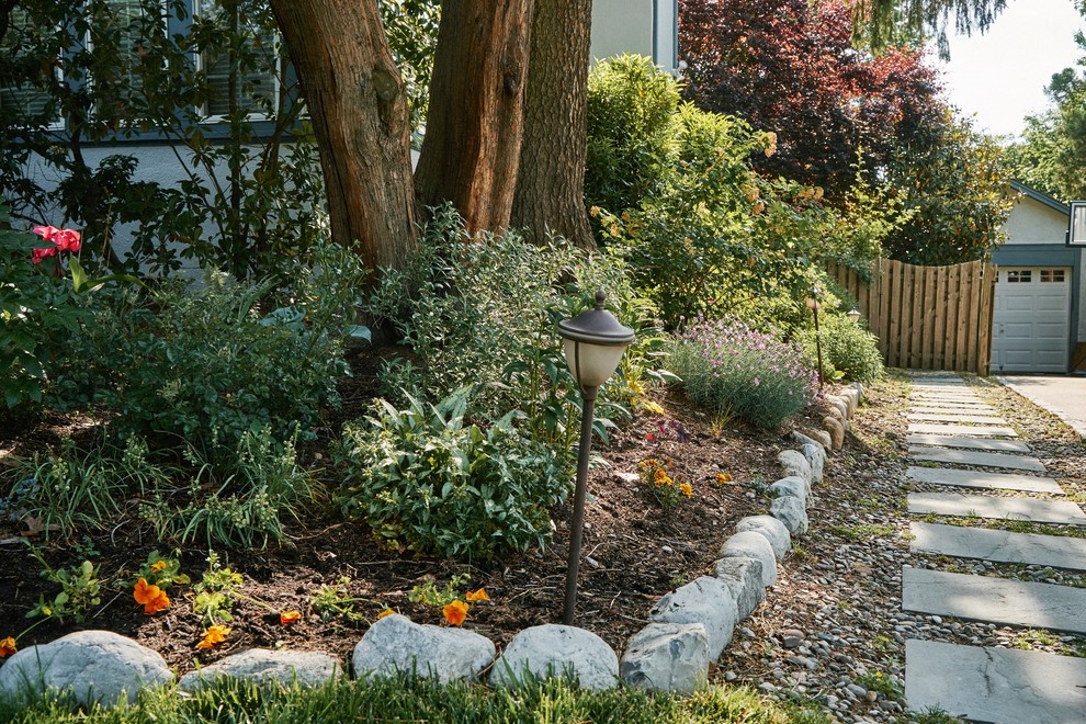 Ejemplo de camino de jardín tradicional renovado grande en primavera en patio delantero con jardín francés, exposición parcial al sol y adoquines de piedra natural