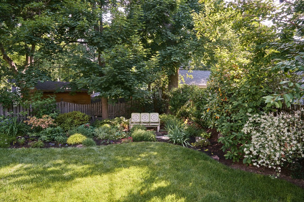 На фото: большой регулярный сад на заднем дворе в стиле неоклассика (современная классика) с садовой дорожкой или калиткой и покрытием из каменной брусчатки с
