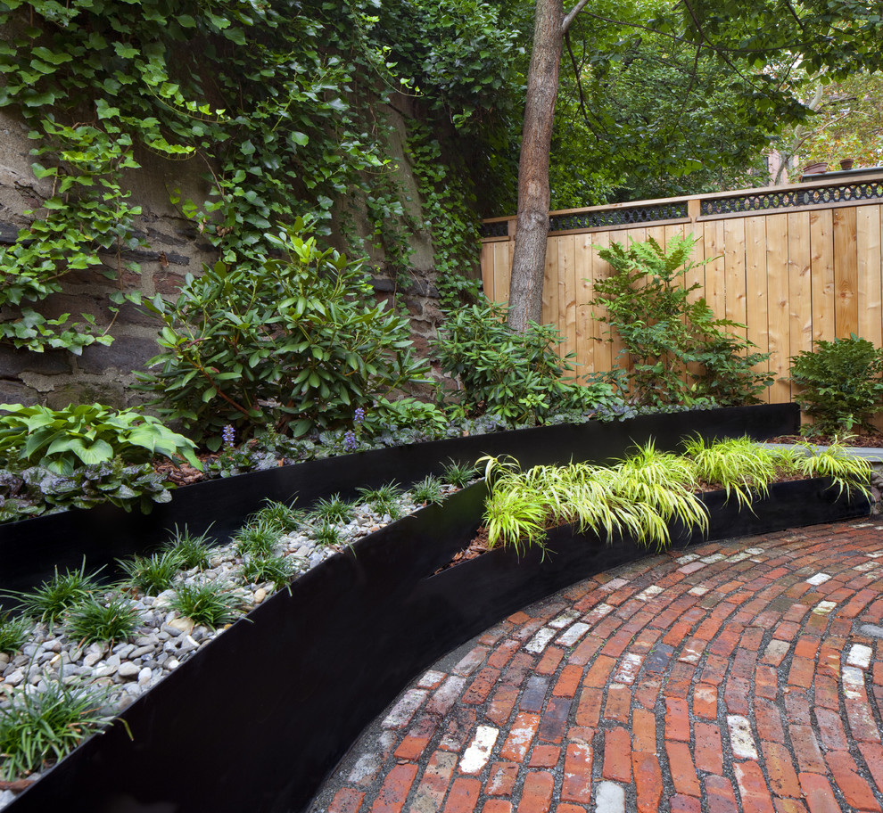 Kleine, Schattige Eklektische Gartenmauer hinter dem Haus mit Pflastersteinen in New York
