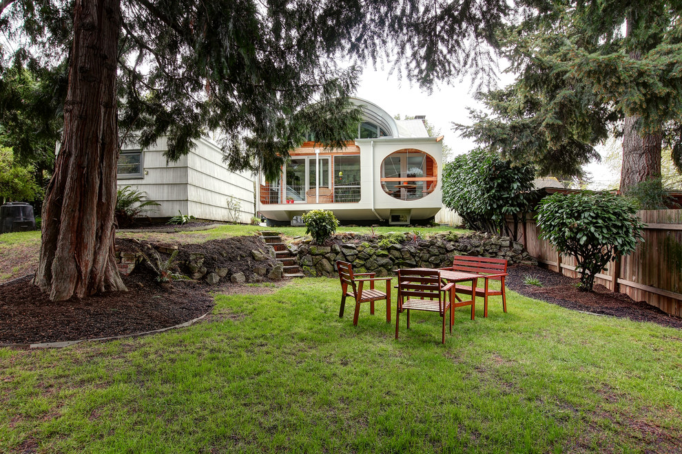 Стильный дизайн: участок и сад на заднем дворе в стиле фьюжн с камнем в ландшафтном дизайне - последний тренд