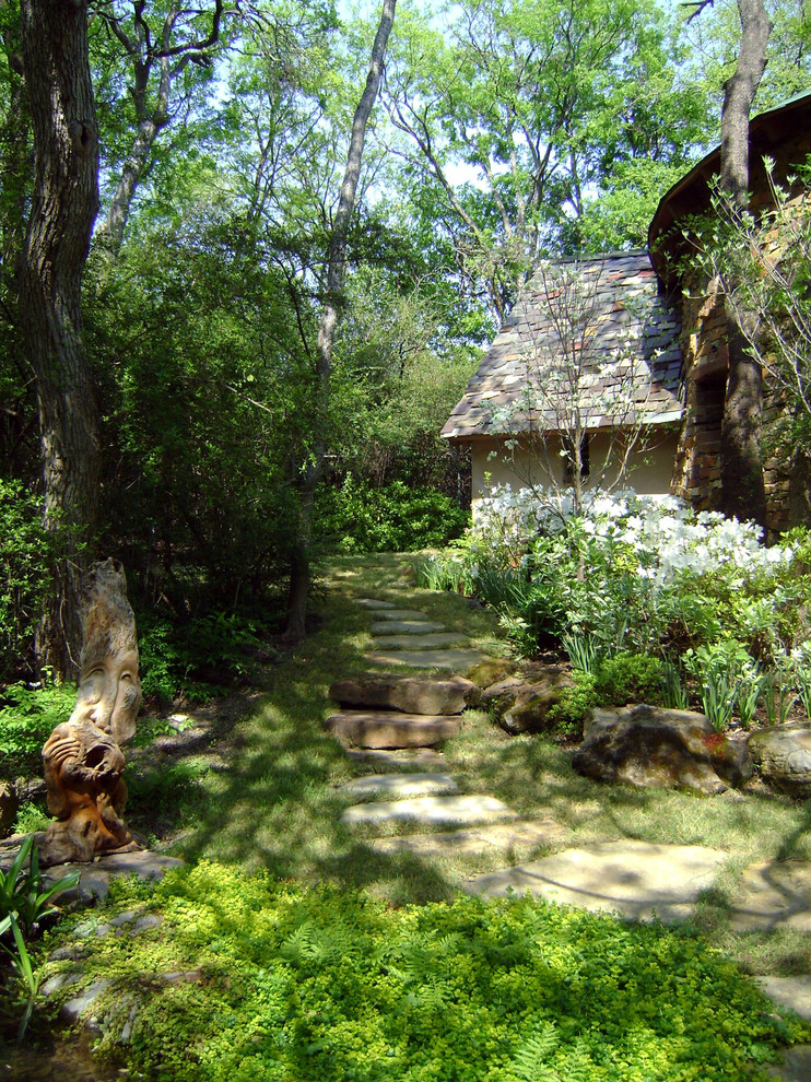 Ejemplo de jardín bohemio con exposición reducida al sol y adoquines de piedra natural