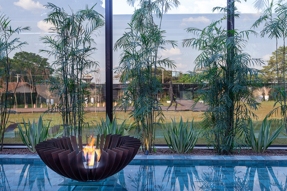 Idee per un grande giardino formale tropicale nel cortile laterale con un focolare