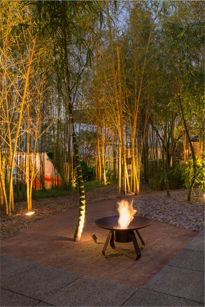 Modelo de jardín tropical extra grande en patio lateral con jardín francés, camino de entrada, exposición total al sol y adoquines de hormigón