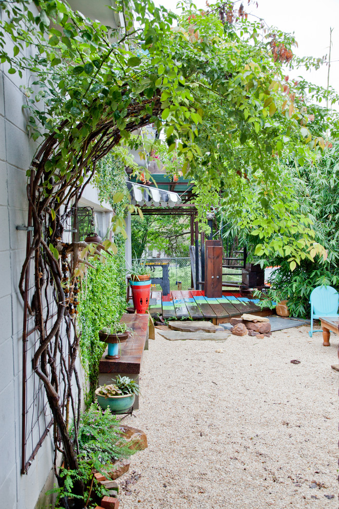 Shabby chic-inspirerad inredning av en trädgård, med en vertikal trädgård