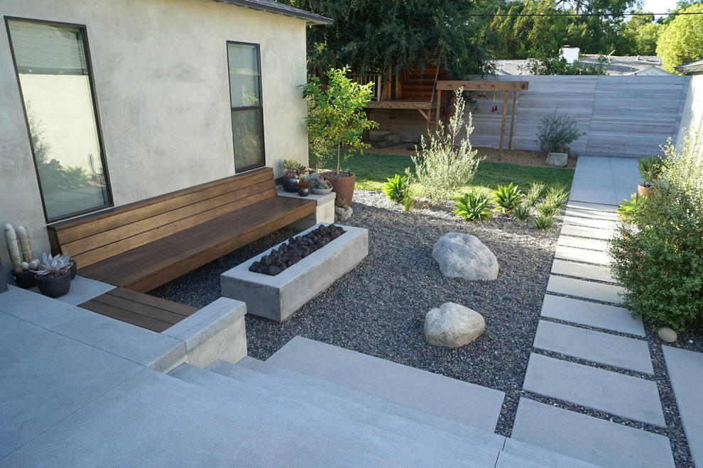 Идея дизайна: большой тенистый засухоустойчивый сад на заднем дворе в стиле модернизм с местом для костра и покрытием из гравия