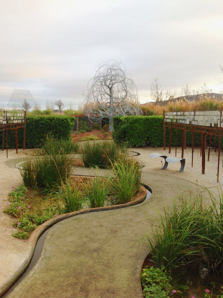 Moderner Garten mit Wasserspiel und Granitsplitt in San Francisco