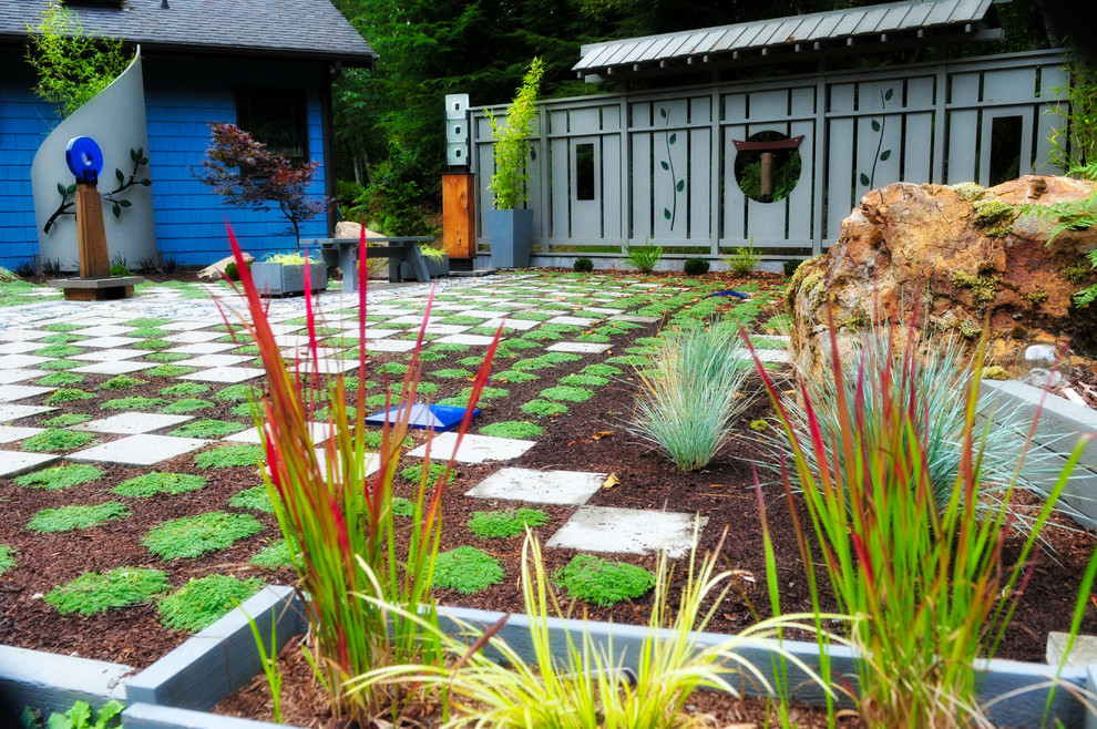 Свежая идея для дизайна: участок и сад среднего размера на переднем дворе в стиле фьюжн с садовой дорожкой или калиткой и мощением тротуарной плиткой - отличное фото интерьера