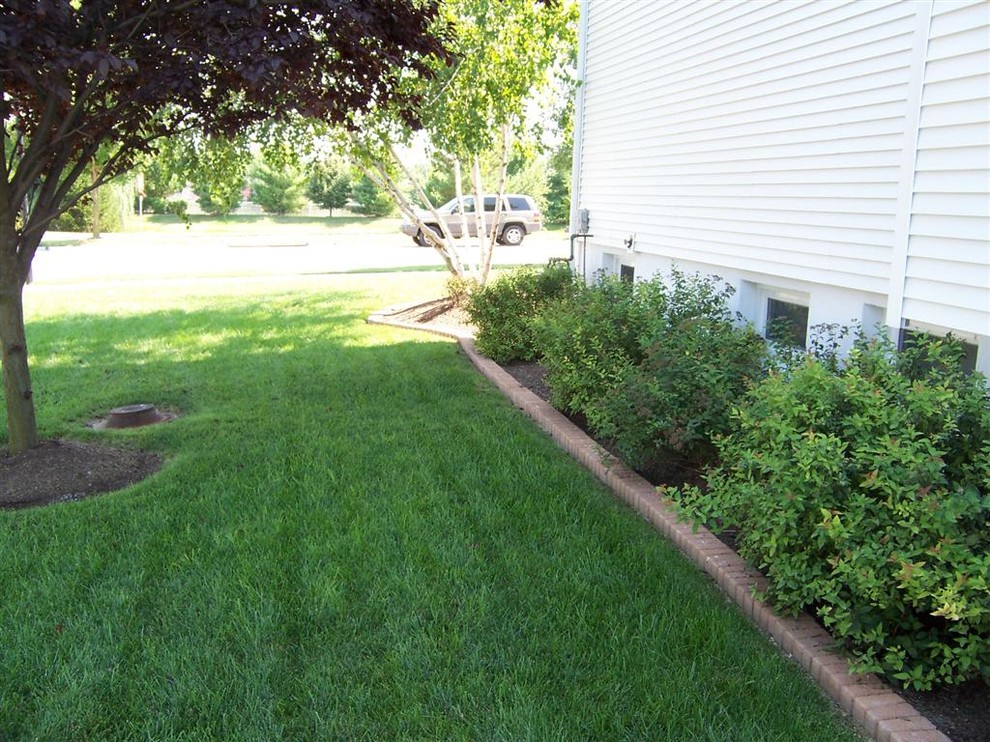 Edging Traditional Landscape St Louis by Basile Landscaping