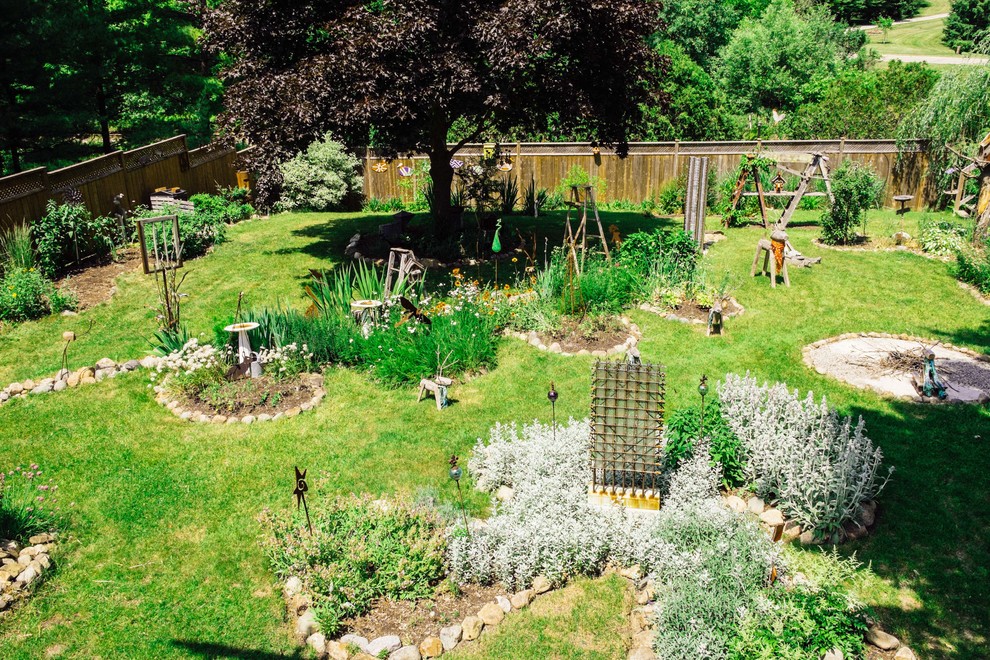 Idee per un grande giardino shabby-chic style esposto in pieno sole dietro casa in estate
