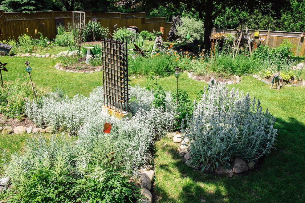 Свежая идея для дизайна: большой солнечный, летний участок и сад на заднем дворе в стиле шебби-шик с хорошей освещенностью - отличное фото интерьера