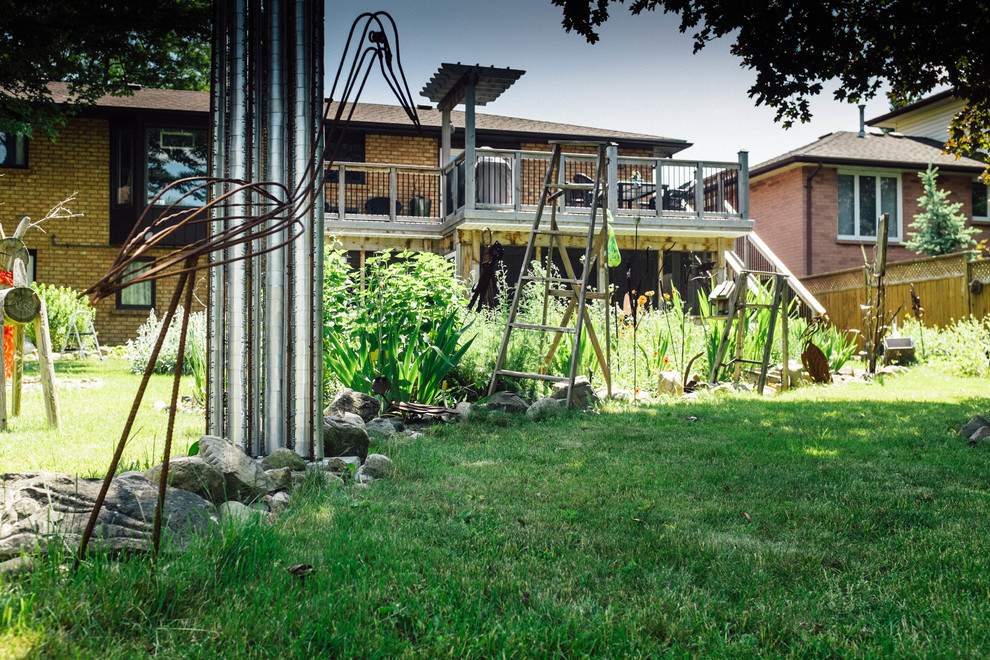 Cette image montre un grand jardin arrière style shabby chic l'été avec une exposition ensoleillée.