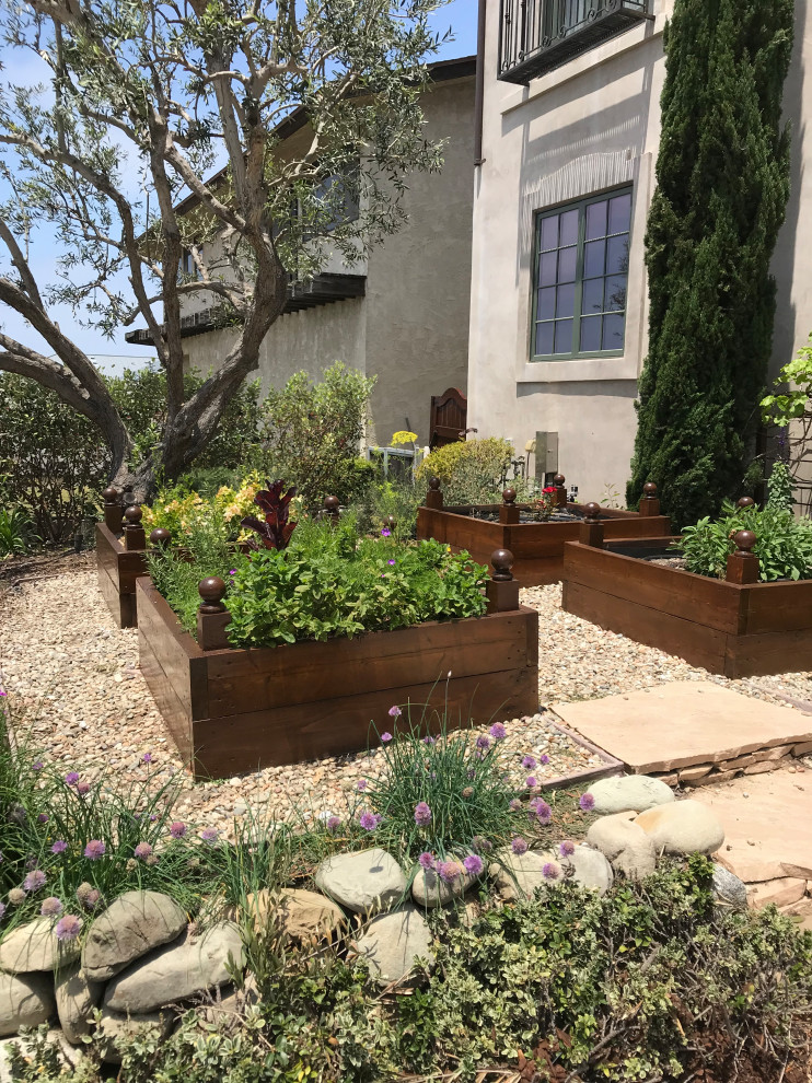 Mittelgroßer Rustikaler Vorgarten mit Hochbeet und direkter Sonneneinstrahlung in Los Angeles