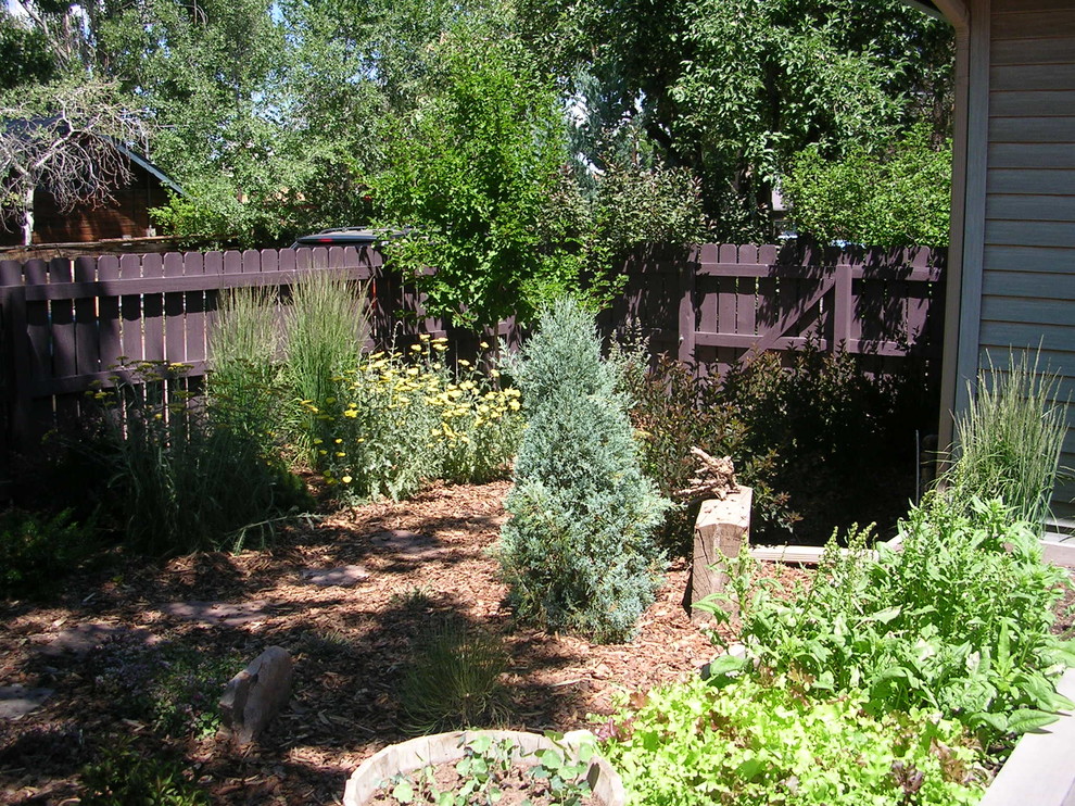 Foto de jardín bohemio de tamaño medio en otoño en patio lateral con huerto y exposición total al sol