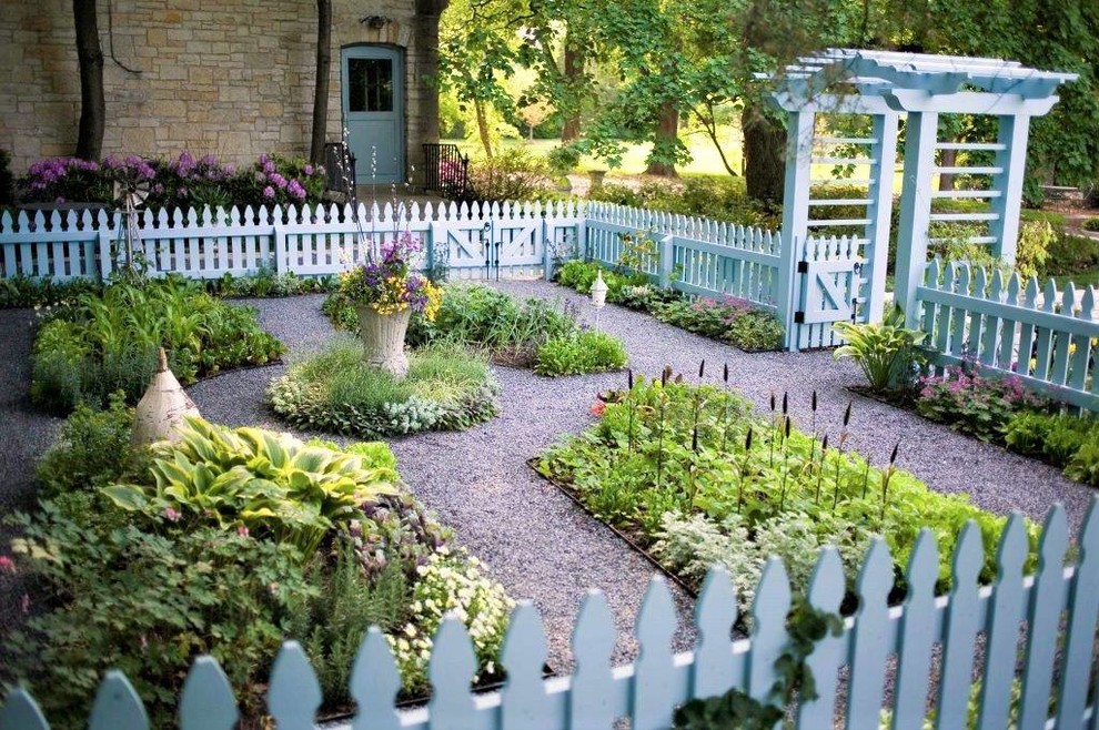 Idée de décoration pour un jardin potager arrière champêtre de taille moyenne et l'été avec une exposition ensoleillée et du gravier.