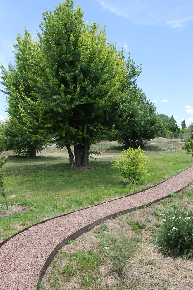 Esempio di un giardino american style esposto a mezz'ombra di medie dimensioni in estate con un pendio, una collina o una riva e pavimentazioni in pietra naturale