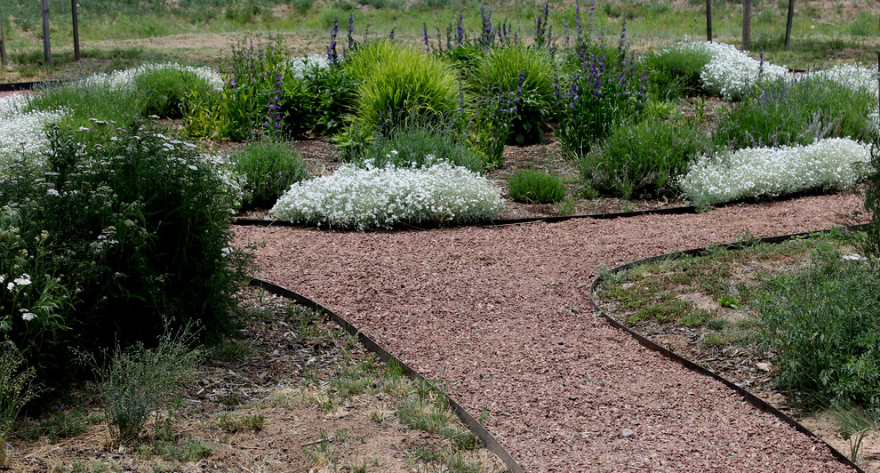 Idee per un giardino stile americano esposto a mezz'ombra di medie dimensioni in estate con un pendio, una collina o una riva e pavimentazioni in pietra naturale