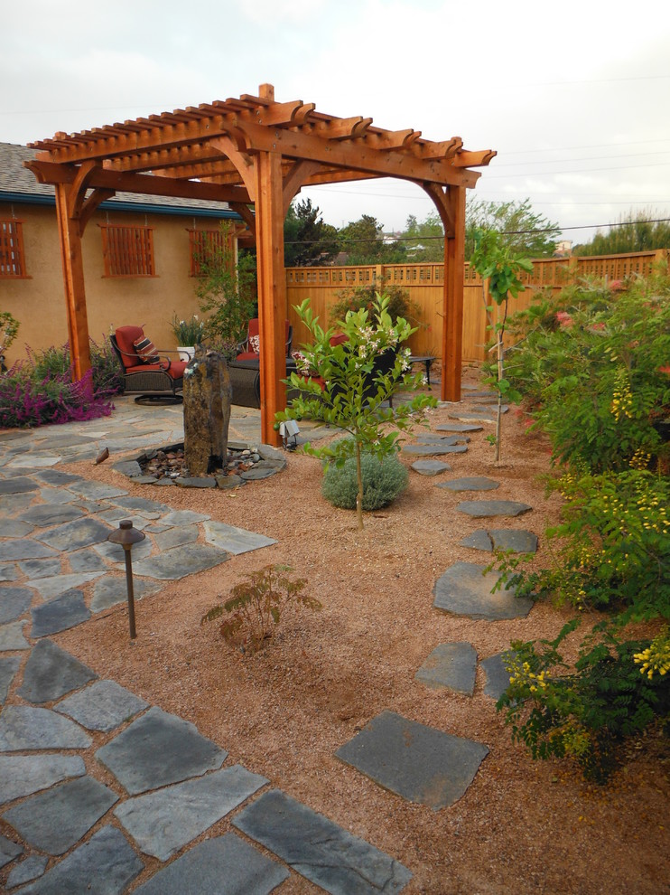 Ispirazione per un grande giardino stile americano esposto in pieno sole dietro casa in estate con fontane e ghiaia