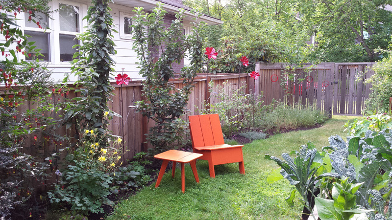 На фото: маленький солнечный, летний огород на участке на боковом дворе в стиле рустика с хорошей освещенностью для на участке и в саду