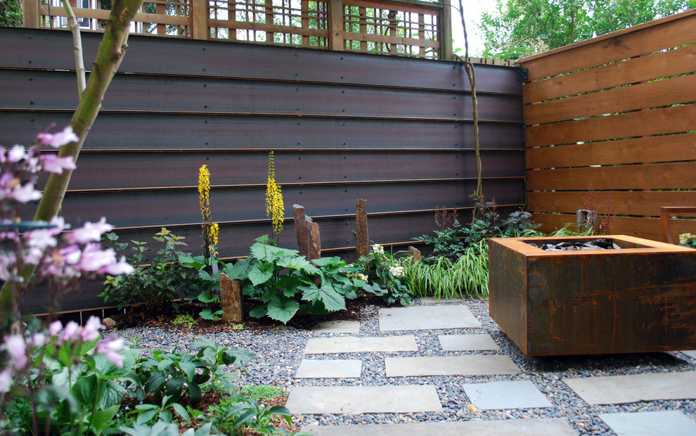 Idées déco pour un petit jardin moderne avec une exposition partiellement ombragée et des pavés en pierre naturelle.