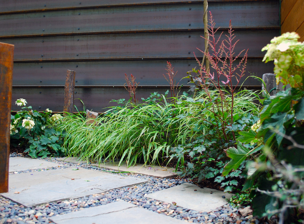 Modelo de jardín minimalista pequeño en patio con huerto, exposición parcial al sol y adoquines de piedra natural