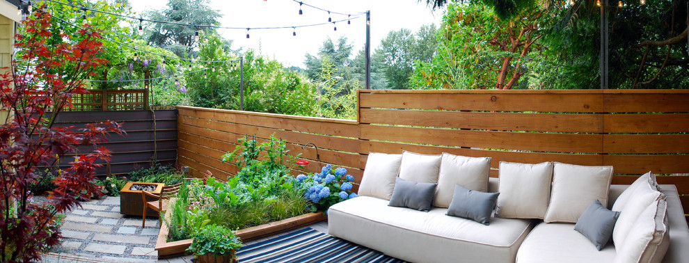 Kleiner, Halbschattiger Moderner Gemüsegarten hinter dem Haus, im Sommer mit Natursteinplatten in Seattle